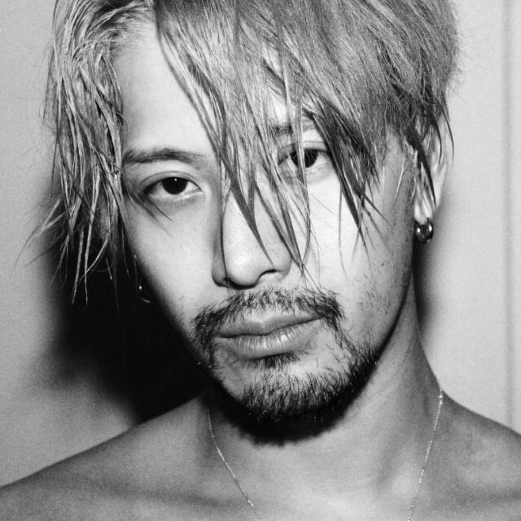 GOT7 ジャクソン、ヒゲ姿に大胆イメチェン！上半身裸でワイルドな魅力を披露
