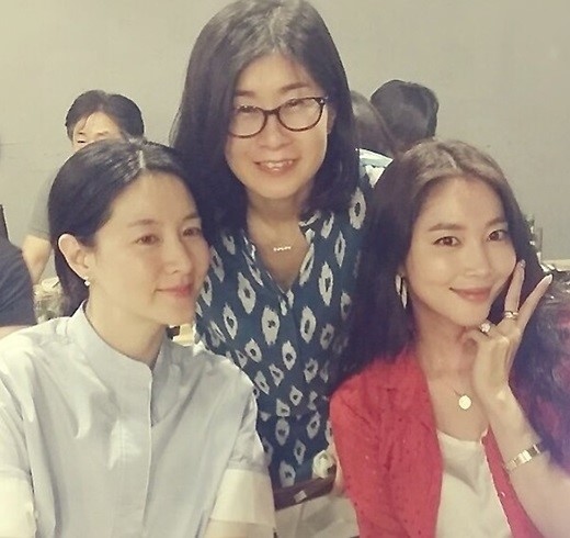 師任堂 オ ユナ イ ヨンエ パク ウンリョン脚本家との記念ショットを公開 Kstyle