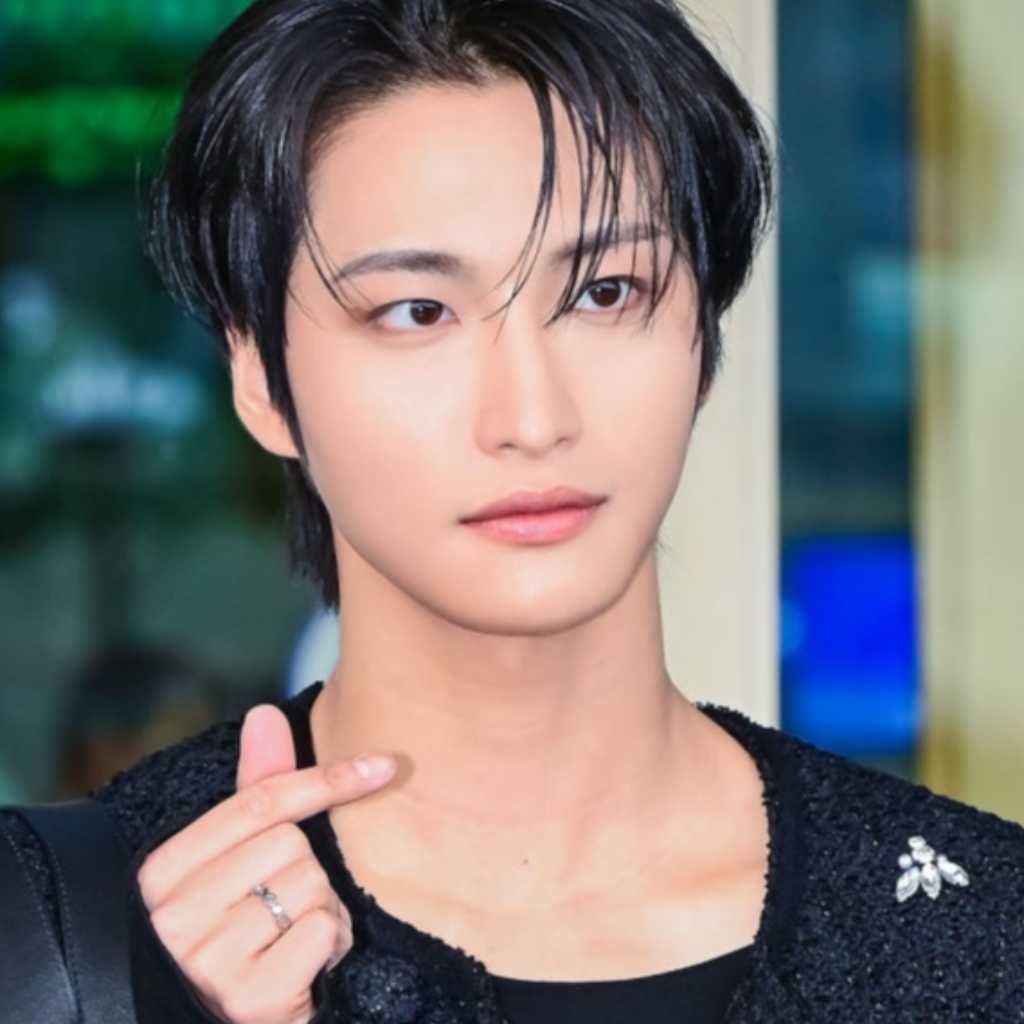 【PHOTO】ATEEZのSEONGHWA、ファッションショーのためフランスへ出国