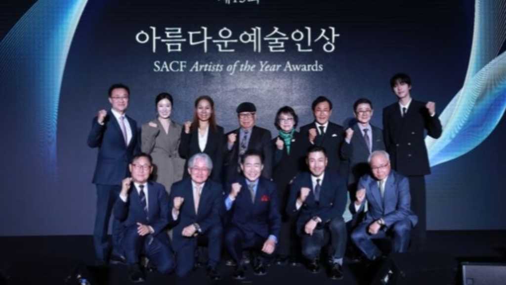 アン・ヒョソプ＆パク・チャヌク監督ら「美しい芸術人賞」を受賞…各界のスターが大集結