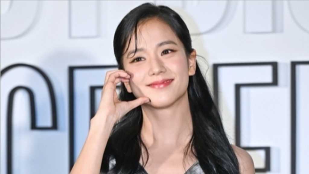 BLACKPINK ジス、涙を見せる場面も…“パリの母”と呼ばれたDIOR広報責任者の娘との対面が話題