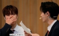 RBWの新人ボーイズグループNXD、日本の高校をサプライズ訪問！ファンからの手紙に涙