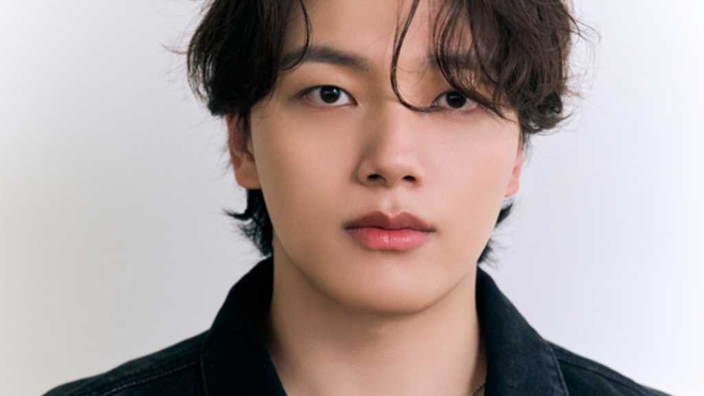 ヨ・ジング、本日（12/15）軍隊へ…坊主頭でファンに挨拶