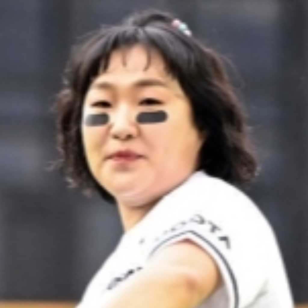 【PHOTO】イ・スジ、始球式に登場…へそ出しファッションを披露