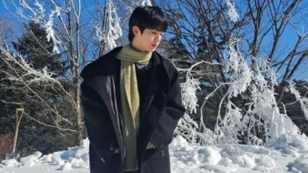 BTS ジン、まるでグラビア?雪景色の中でオーラあふれる写真公開…旧正月にファンへ温かな挨拶