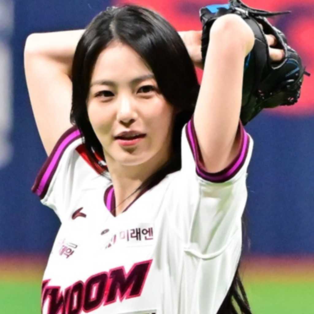 【PHOTO】シン・イェウン、始球式に登場…キュートな笑顔に注目