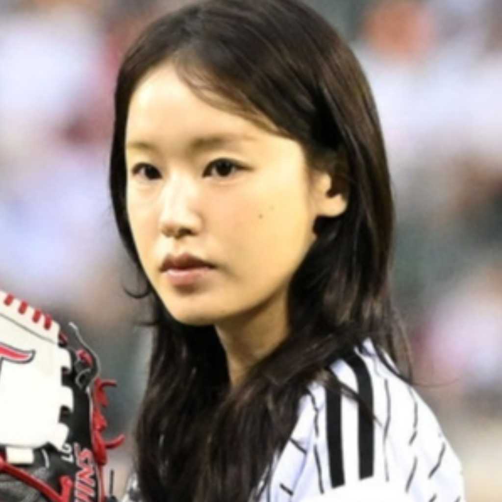 【PHOTO】パク・ファニ、始球式に登場…真剣な眼差し