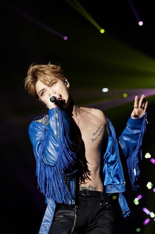 JYJ ジェジュン、コンサート中に失神？会場に緊迫した空気流れるも、実は“エイプリルフールイベント”…特別だったアジアツアーフィナーレ公演 -  Kstyle