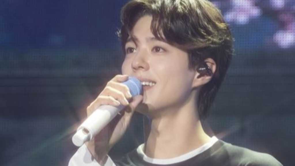 パク・ボゴム、IU＆ホ・ソンテら豪華ゲストが登場！韓国ファンミーティングで涙も「いつも傍にいる」