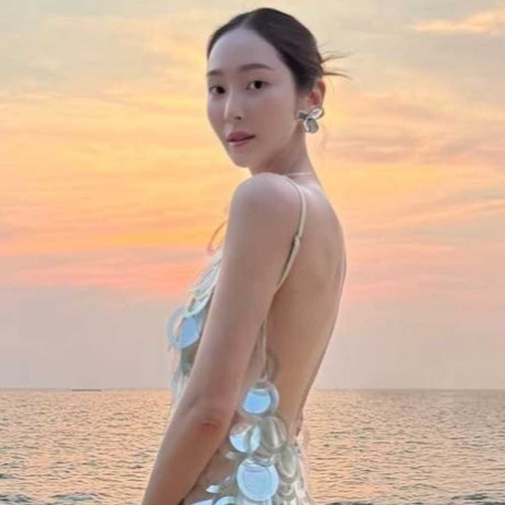 ジェシカ、華やかなドレスで背中を大胆に露出！誕生日の美しい記念ショット公開