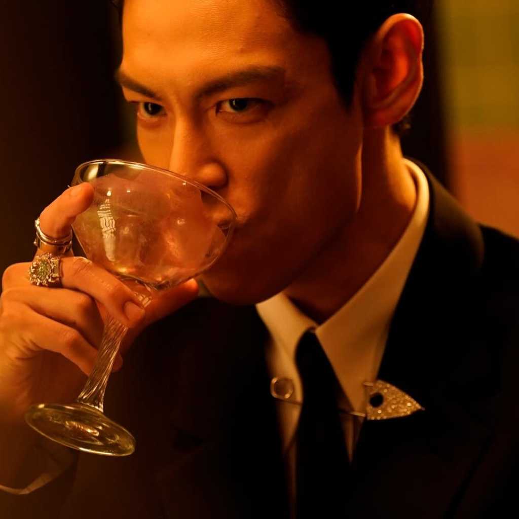 BIGBANG出身T․O․P、新曲MVのスチールカットを公開…グラス片手に強烈な眼差し