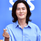 【PHOTO】チョ・ドンヒョク&イ・ワンら、ラジオ出演のため放送局へ…指ハートでにっこり笑顔