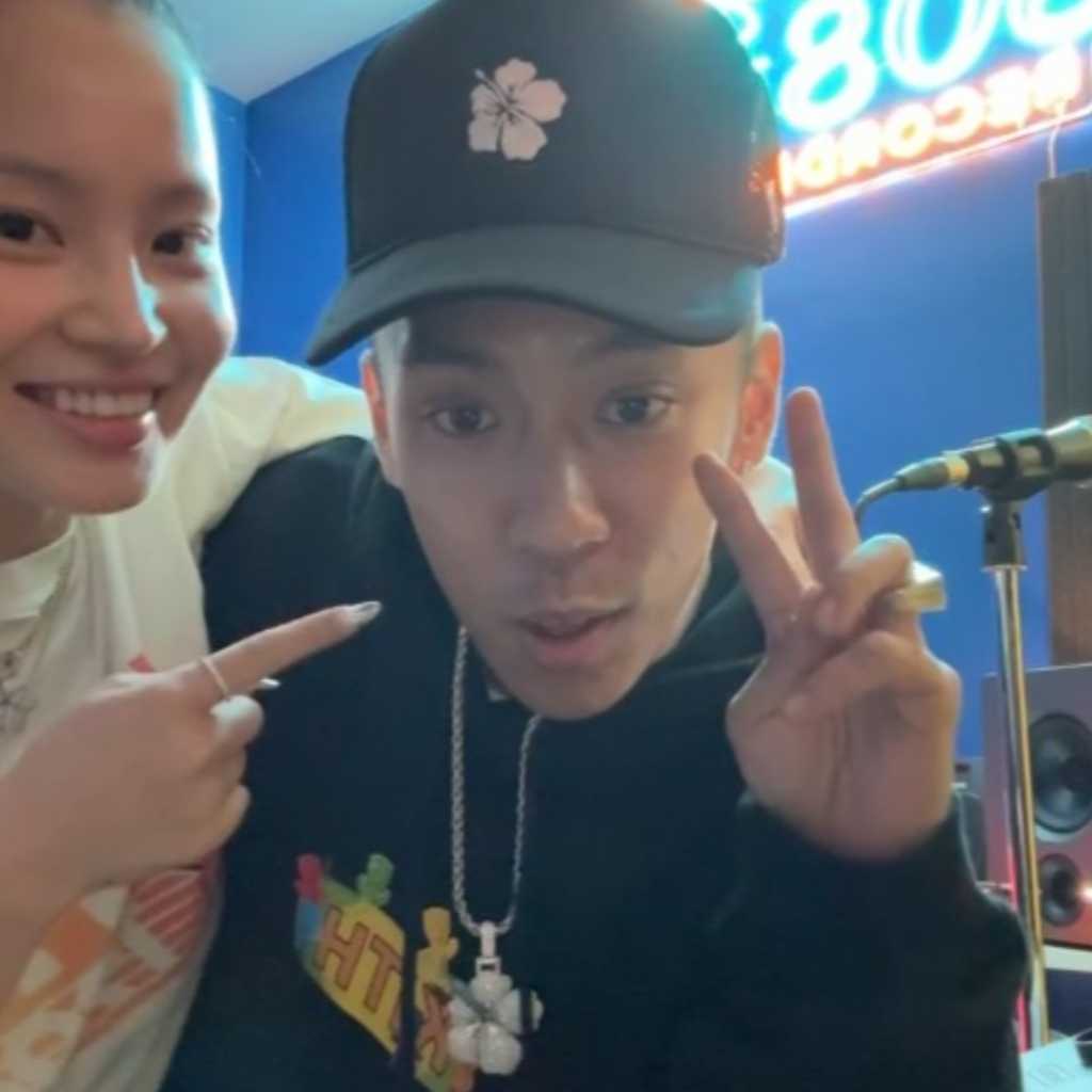 “熱愛説が浮上”イ・ハイ&DOK2、お揃いのアイテムでライブ配信に登場!コラボ曲を本日リリース