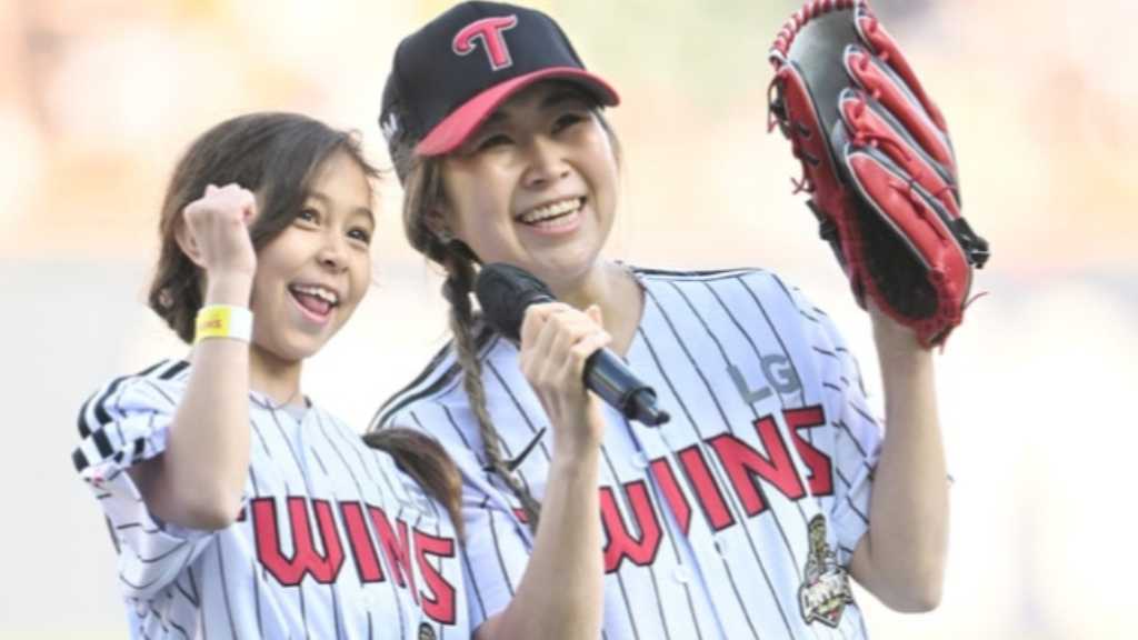 【PHOTO】Netflix「KPOPガールズ! デーモン・ハンターズ」マギー・カン監督、娘と一緒に始球式に登場