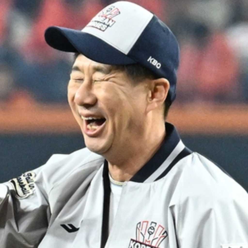 【PHOTO】ナム・ヒソク、始球式に登場…満面の笑みで挨拶