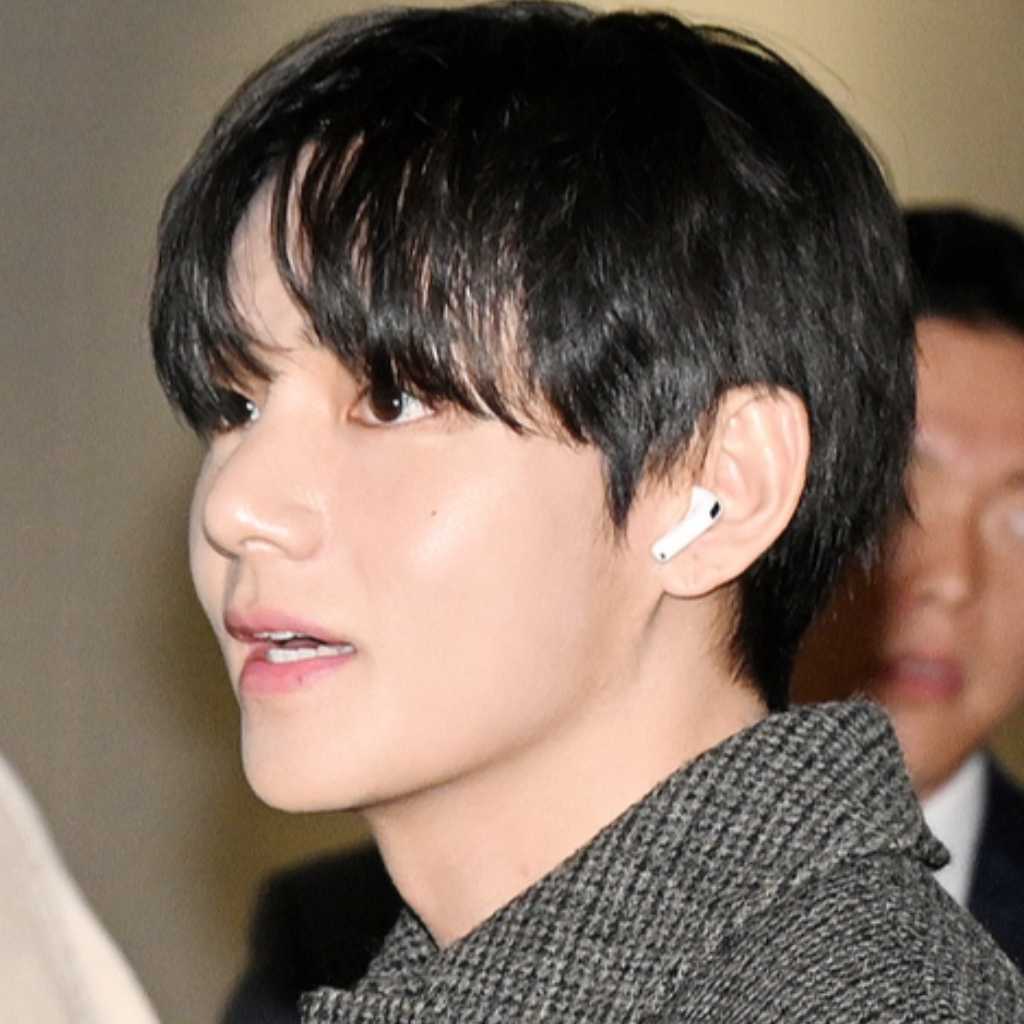 【PHOTO】BTSのV、海外スケジュールのためアメリカへ出国…魅力的な秋コーデ(動画あり)