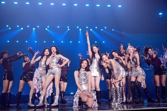 BABYMONSTER、初のワールドツアーがKSPO DOMEで開幕！2NE1の名曲から初