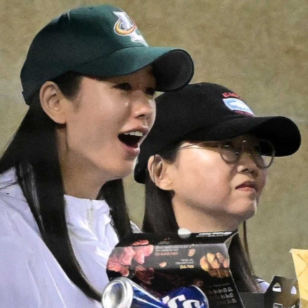 【PHOTO】アン・ウンジン＆脚本家キム・ウニ、プロ野球の試合を観戦