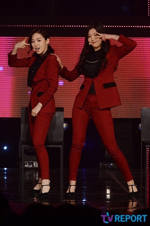 【PHOTO】Red Velvet、10/15放送「SHOW CHAMPION」に出演“魅惑的なレッドスーツ” - Kstyle