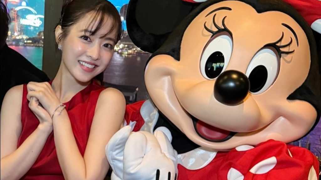 パク・ボヨン、まるでディズニープリンセス！ミニーマウスら人気キャラクターと仲良くポーズ