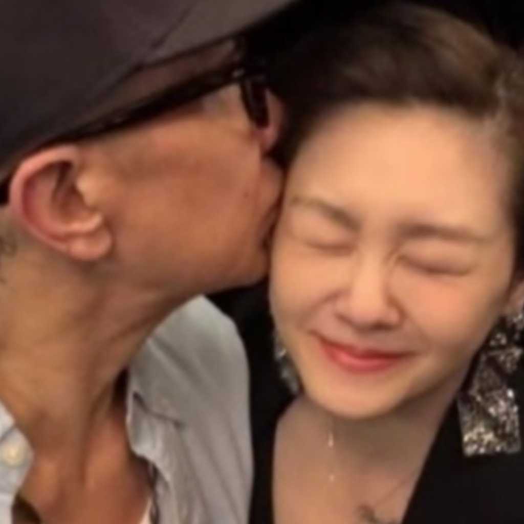 Clon ク・ジュンヨプ、妻バービィー・スーさんの遺骨と共に日本から台湾へ