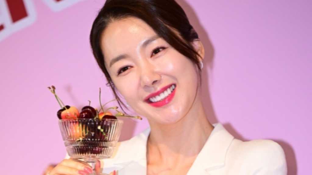 【PHOTO】ソ・イヒョン「チェリーデー」のイベントに出席…さくらんぼを持って笑顔