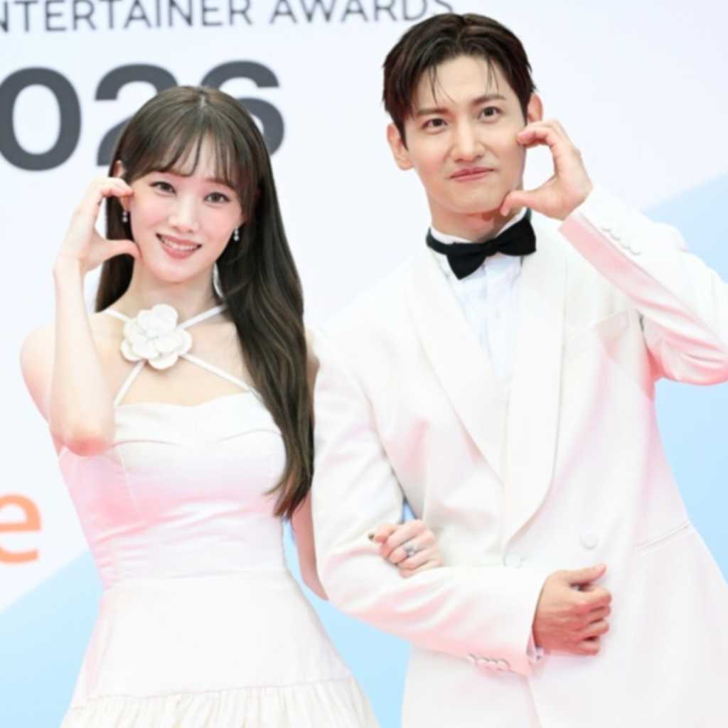 【PHOTO】東方神起 チャンミン＆イ・ソンギョン「ASEA 2026」2日目のレッドカーペットに登場