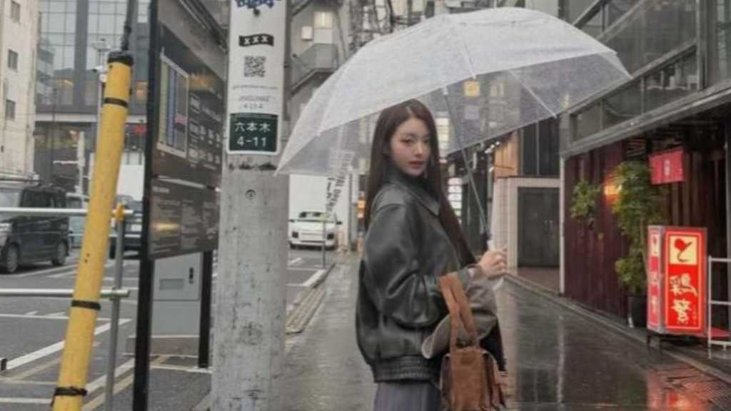 IVE ウォニョン、日本の街中で記念ショット!雨の中でも抜群のビジュアル