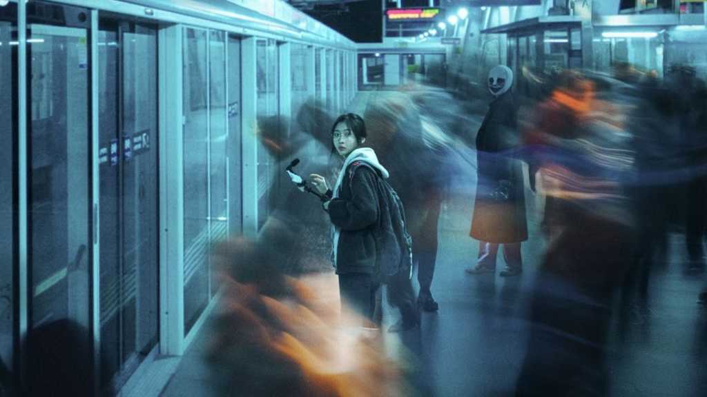 いつもの駅や電車が急に怖くなる…！？Z世代を中心に大ヒットの韓国ホラー映画「怪速急行■■行き」試写レビュー