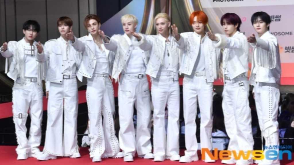 Stray Kids ヒョンジン、約800万円のピアスをステージで紛失！？フィリックスが見つけ大喜びする姿が話題に