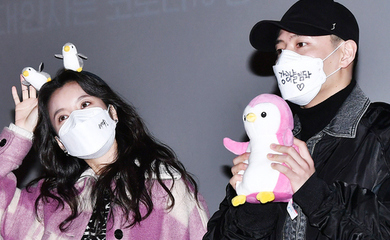 【PHOTO】カン・ハヌル&ハン・ヒョジュ&クォン・サンウら、映画「パイレーツ: 失われた王家の秘宝」舞台挨拶に出席…キュートなぬいぐるみを持って登場