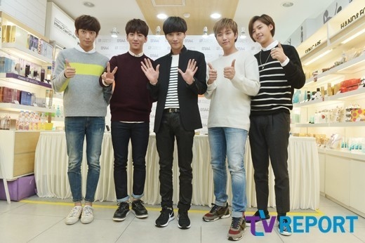 Photo B1a4 コスメブランドのファンサイン会に出席 溌剌としたビジュアル Kstyle