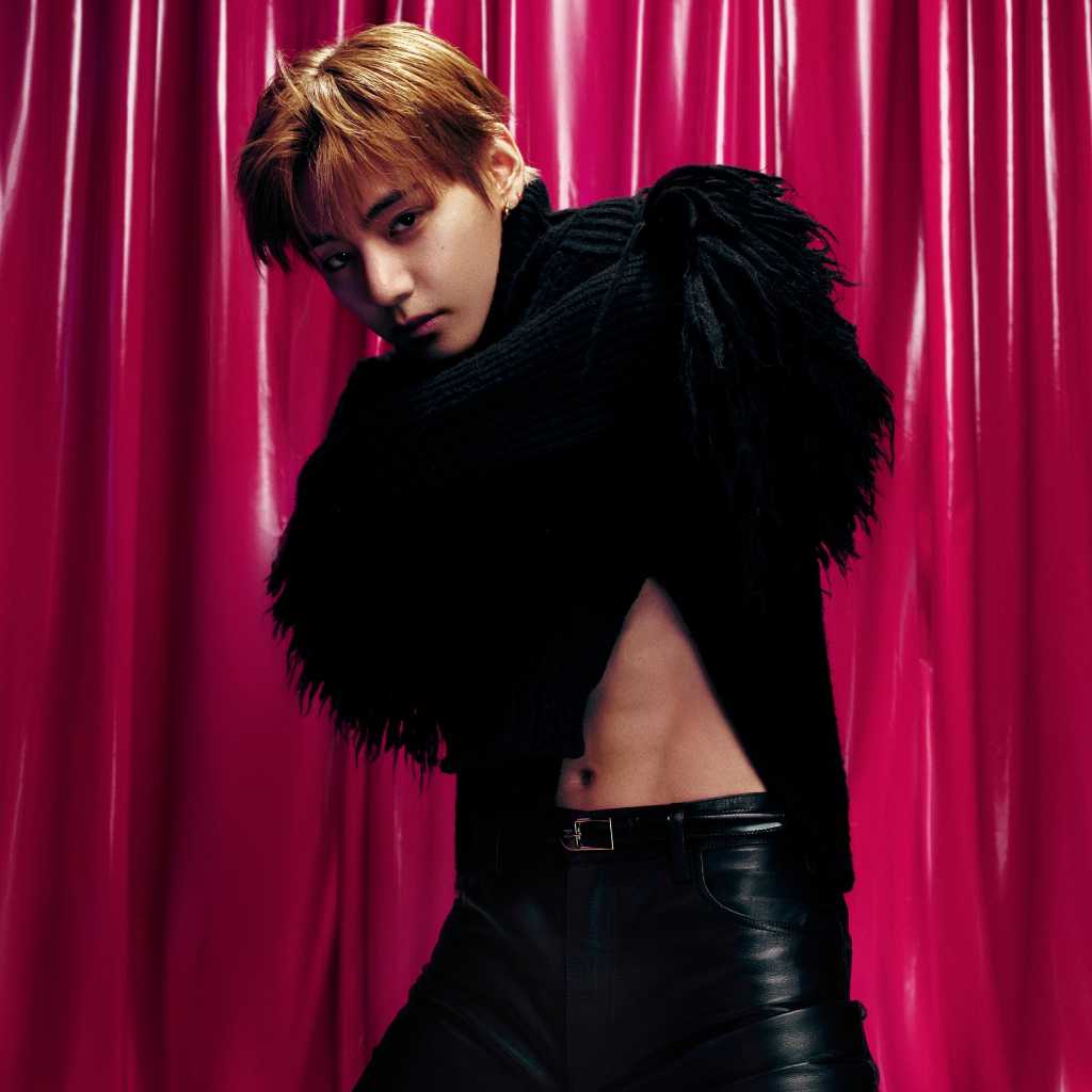 BTSのV、腹筋チラ見せショットも!グラビアで“セクシーな秋の男”に変身