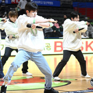 【PHOTO】BLANK2Y、男子バスケットボールの試合会場で祝賀公演を披露