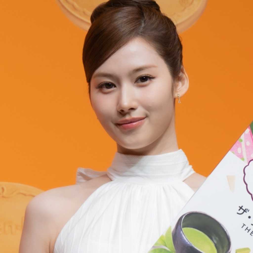 【REPORT】TWICE サナ、ハーゲンダッツからのご褒美に喜び！可愛すぎるもぐもぐタイムも「お仕事中にいいのかなぁ」