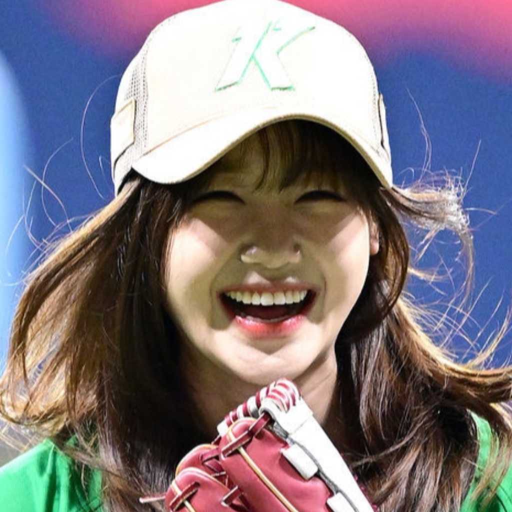 【PHOTO】元Weki Meki チェ・ユジョン、始球式に登場…可愛らしい笑顔