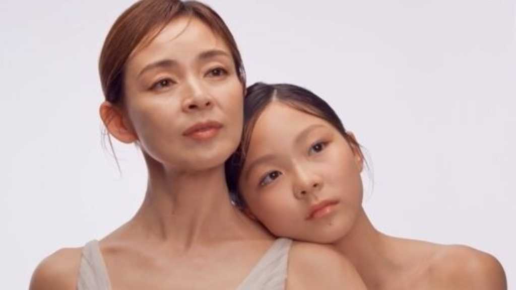 SHIHO＆サランちゃん親子、まるで双子のような姿に驚き！サプライズイベントに大号泣も（動画あり）