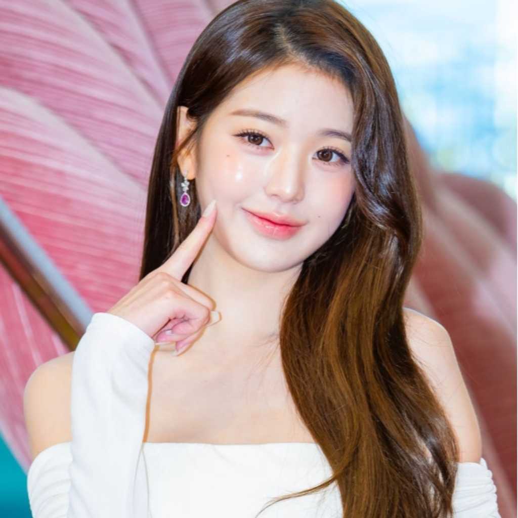 【PHOTO】IVE ウォニョン、大胆背中見せドレスで魅了!ブランド「medicube」店舗オープンイベントに出席