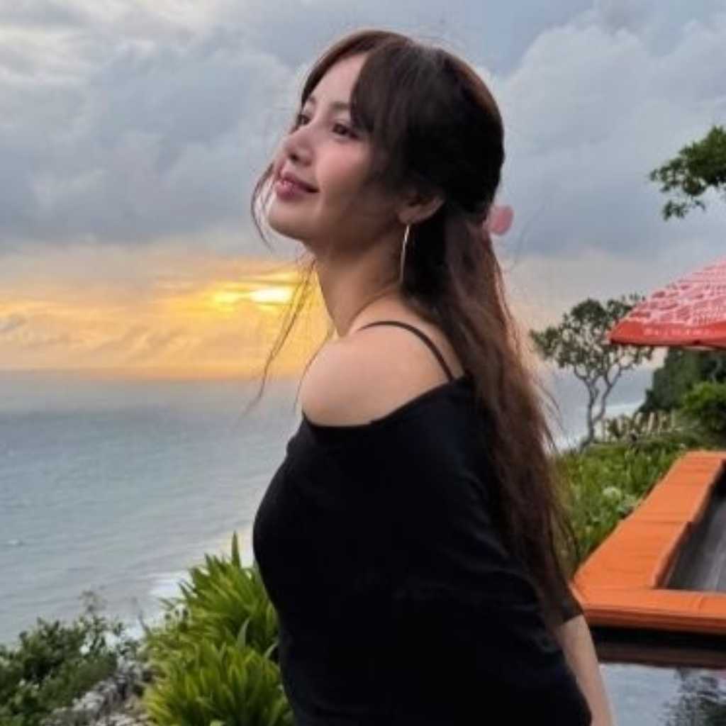 BLACKPINK リサ、ビキニ姿で逆立ちも！バリでの近況ショットを公開