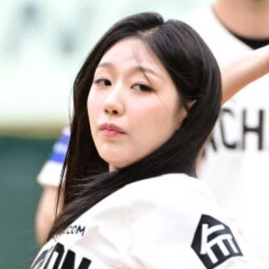 【PHOTO】LOVELYZ ジョン・イェイン、始球式に登場…キュートな笑顔