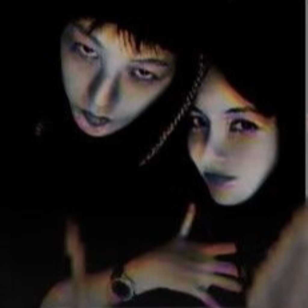 G-DRAGON、BLACKPINK リサとの密着ショットを公開…親し気な雰囲気