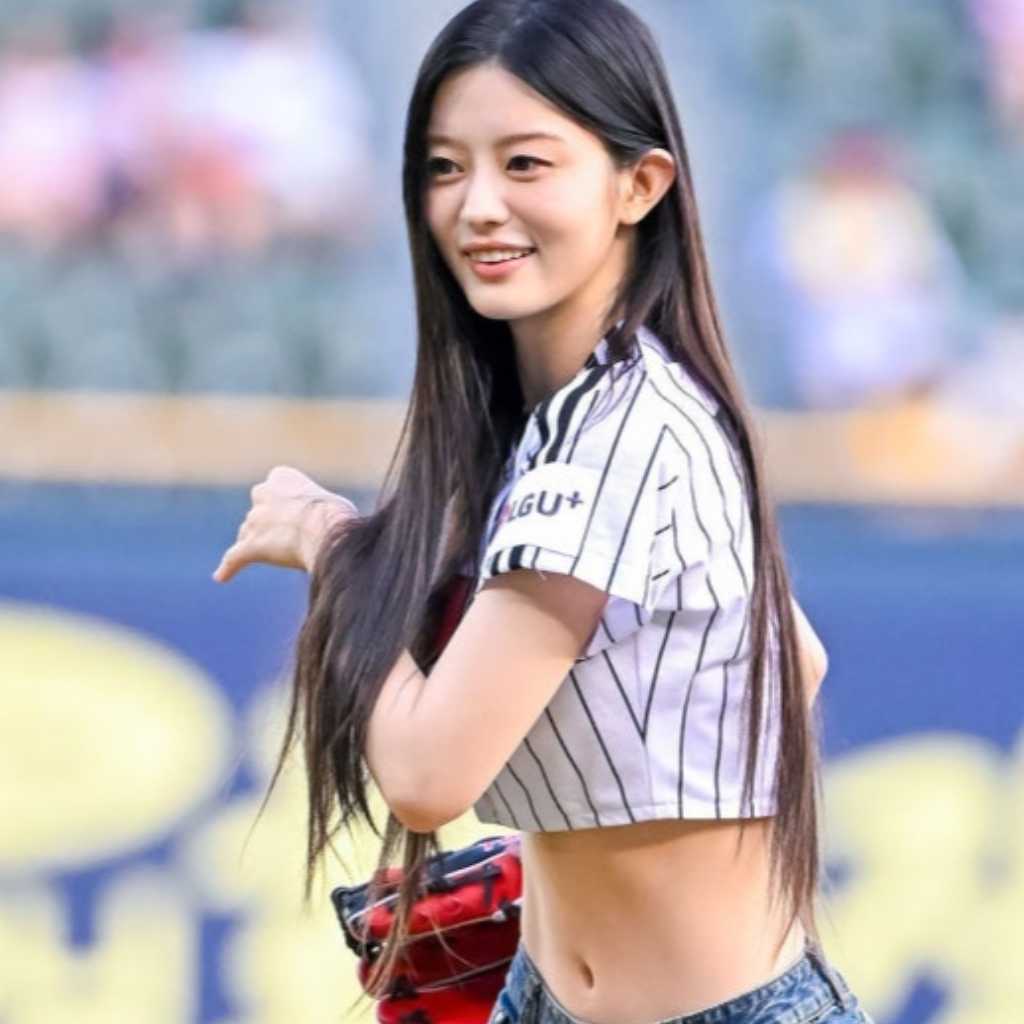 【PHOTO】ILLIT ミンジュ、始球式に登場…抜群のスタイル