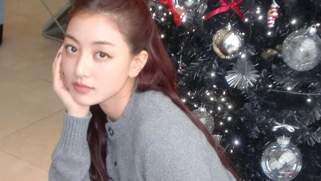 TWICE ジヒョ、美脚が目を引く近況ショット公開！クリスマス