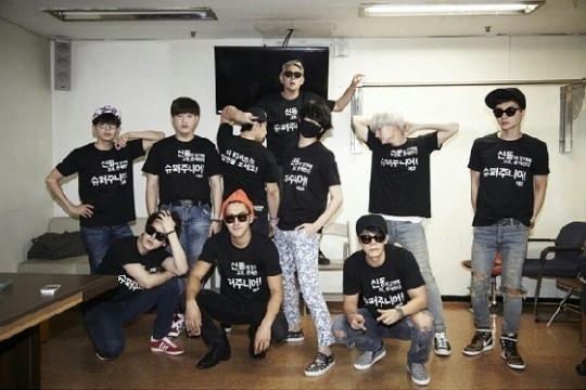 Super Junior お揃いの黒いtシャツを着てコンサートをpr シンドンがいるから僕たちは存在する Kstyle