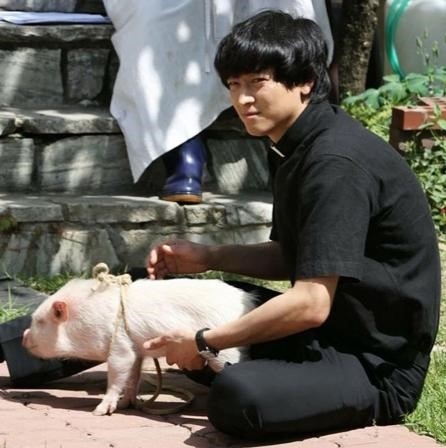 カン・ドンウォン「プリースト 悪魔を葬る者」撮影現場での姿を公開“豚のドンドンと可愛らしいツーショット” - Kstyle