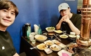 アン・ジェヒョン、SUPER JUNIOR キュヒョンと食事中に撮った2ショットを公開…変わらない友情