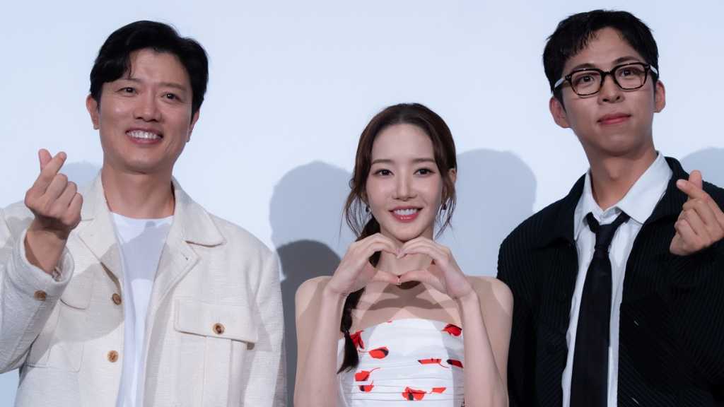 【PHOTO】パク・ミニョンの“繋がり眉毛”も！？「コンフィデンスマンKR」3人の奇想天外な変装に期待！