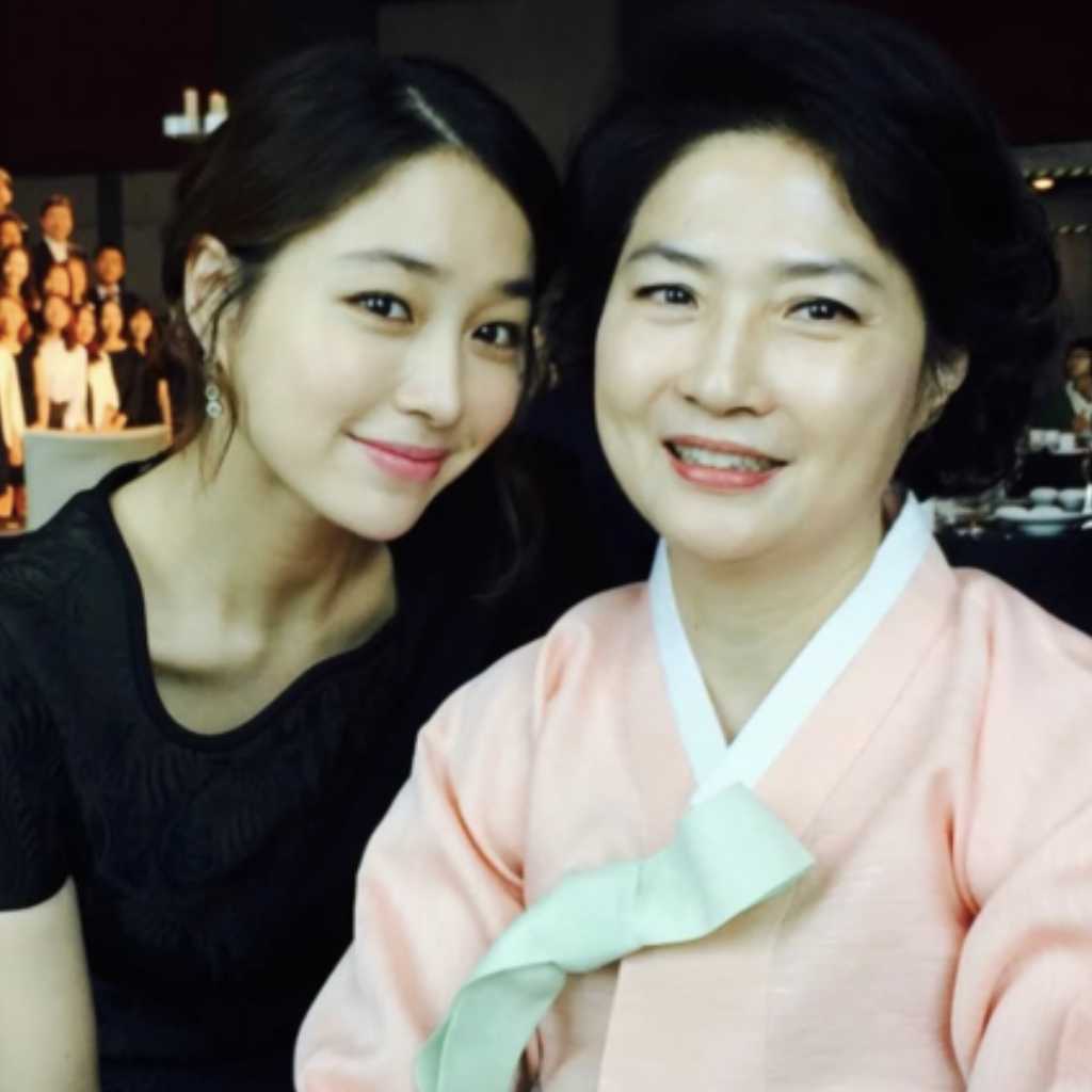 イ・ミンジョン、美人母とのツーショットが話題…今は亡き姉に関するエピソードも告白(動画あり)