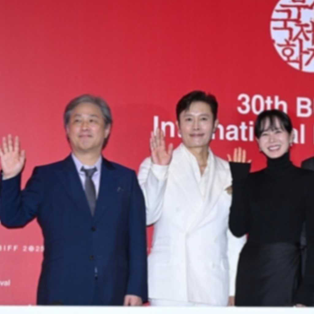【PHOTO】イ・ビョンホン＆ソン・イェジン＆パク・チャヌク監督ら「第30回釜山国際映画祭」開幕作の記者会見に出席（動画あり）