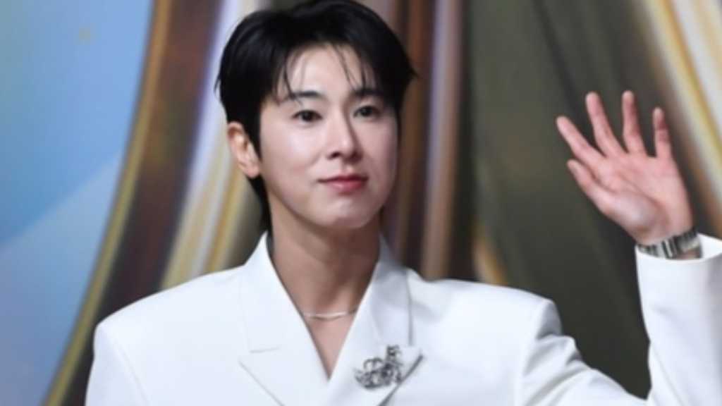 【PHOTO】東方神起 ユンホ「2025 SBS歌謡大典」レッドカーペットに登場